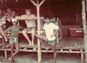 Sunar standing in the front-left, Mike Boyum standing behind him.Plengkung 1980